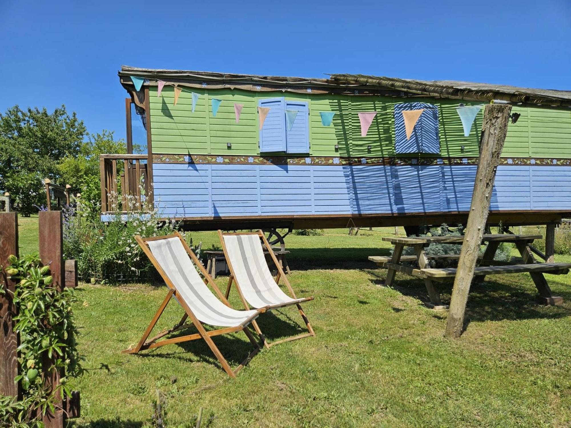 Vila Roulotte Fleur Des Champs Sigalens Exteriér fotografie